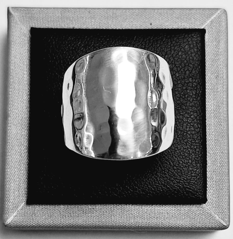Sello de ley en el interior del anillo martillado en plata 925