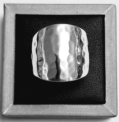 Sello de ley en el interior del anillo martillado en plata 925