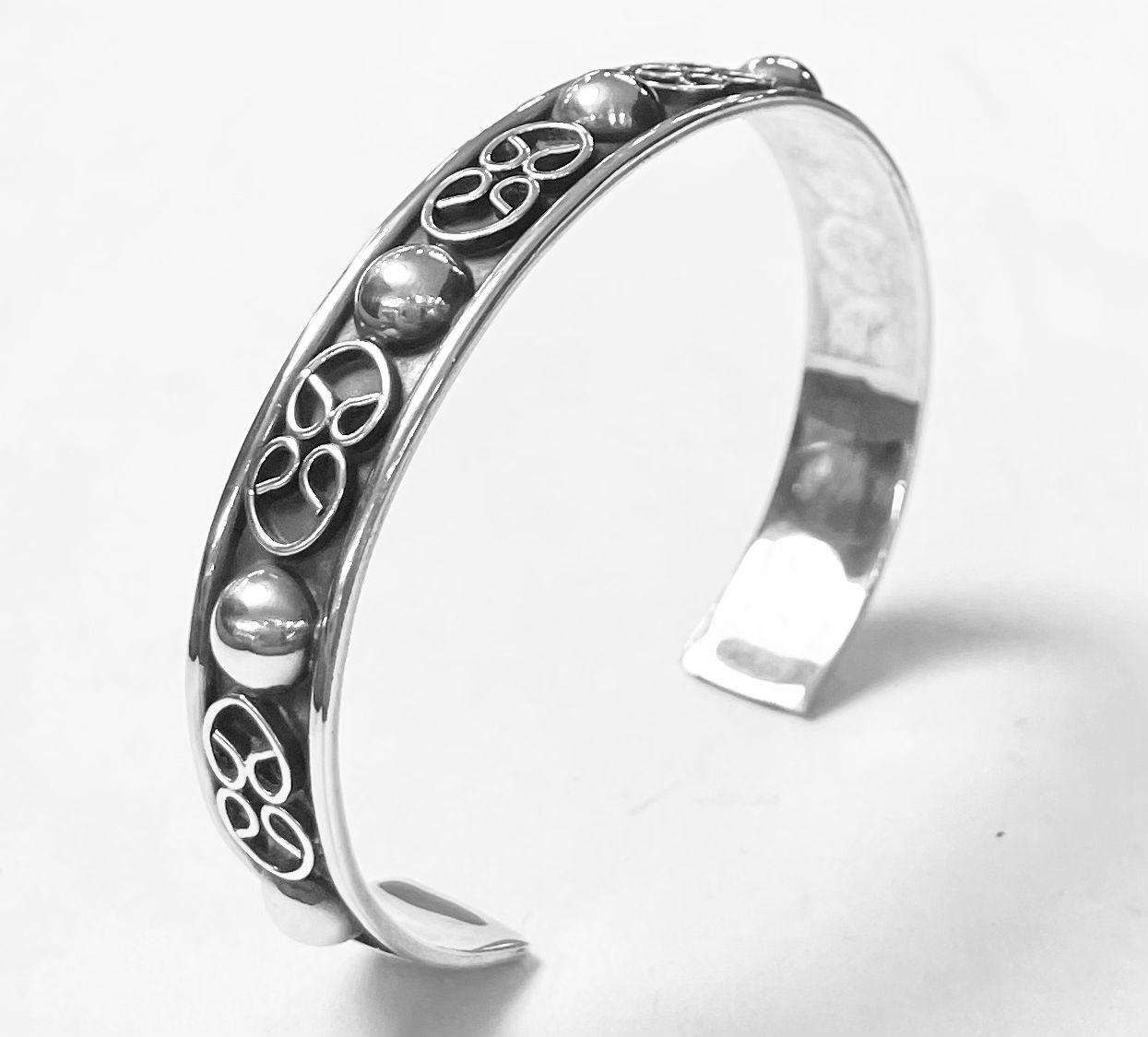 Sello de ley en el interior del brazalete en plata ley 925
