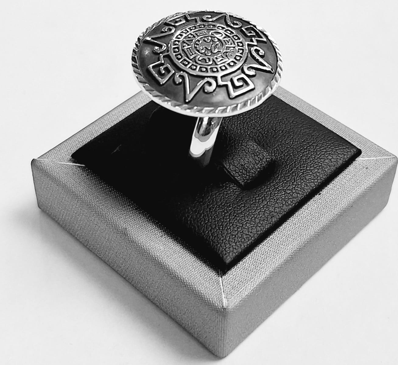 Anillo Azteca en Plata Ley 950, vista frontal
