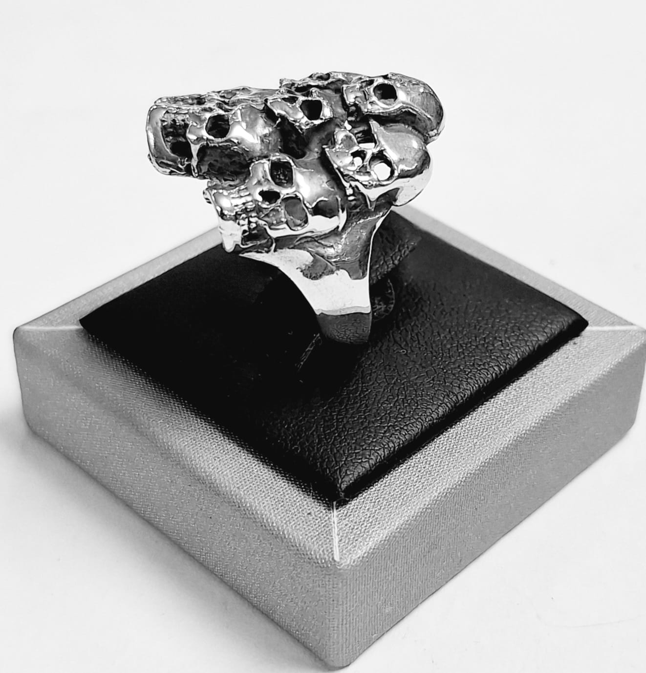 Anillo de Siete Cráneos en Plata Ley 925, vista frontal