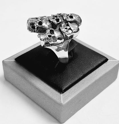 Anillo de Siete Cráneos en Plata Ley 925, vista frontal