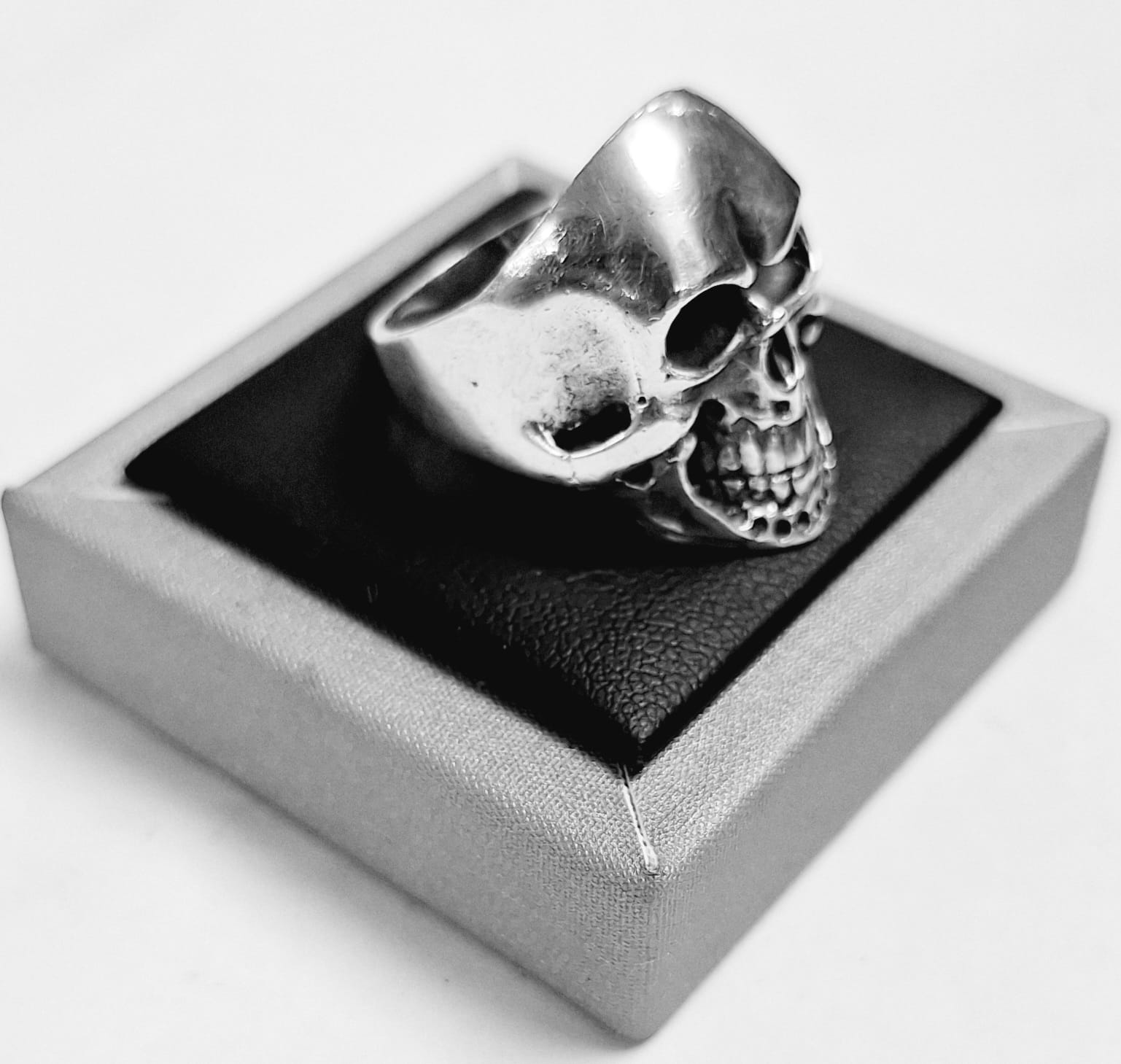 Anillo Calavera en Plata Ley 925, sello de autenticidad Plata Ley .925