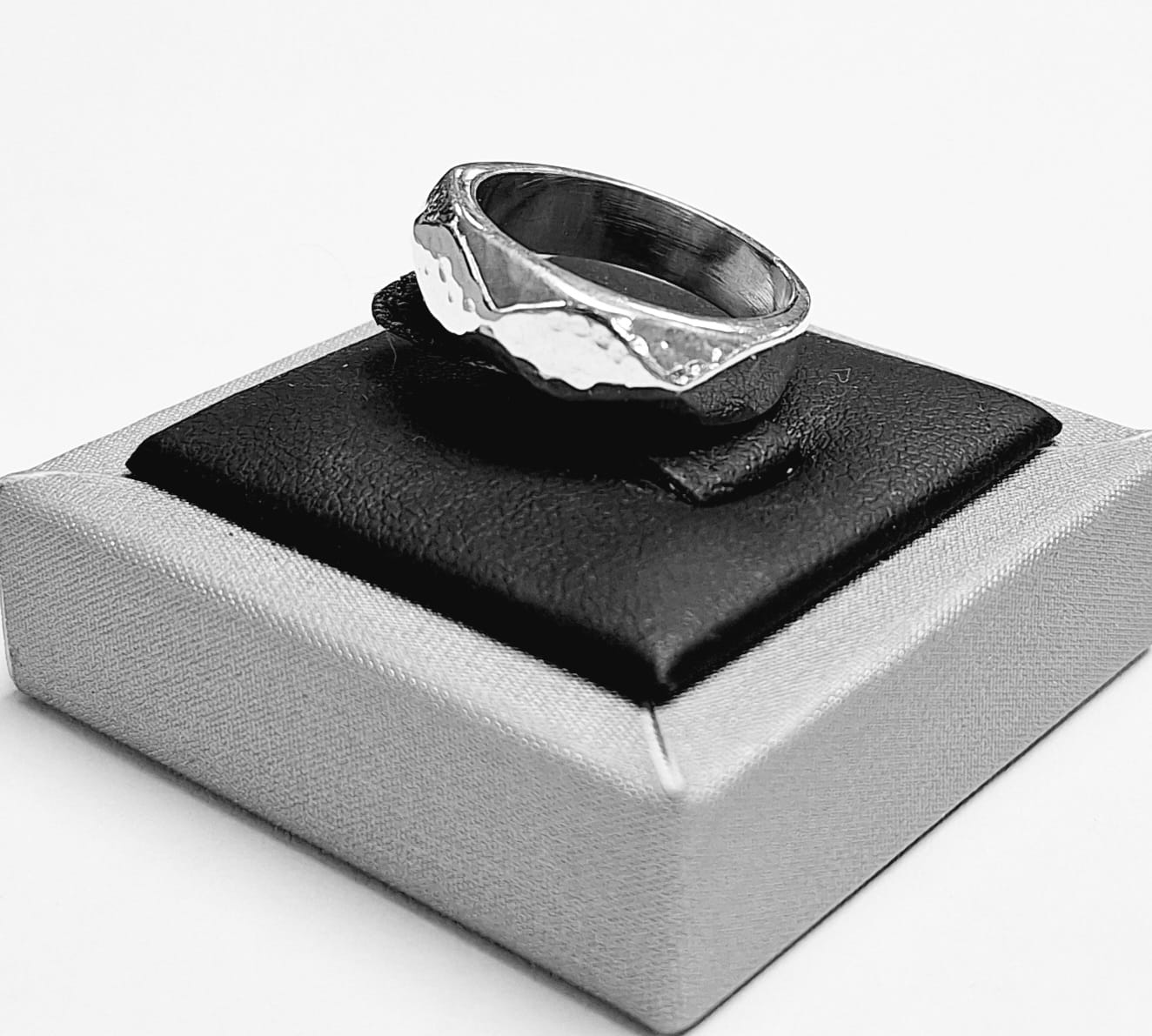 Anillo Martillado en Plata Ley 925, vista frontal