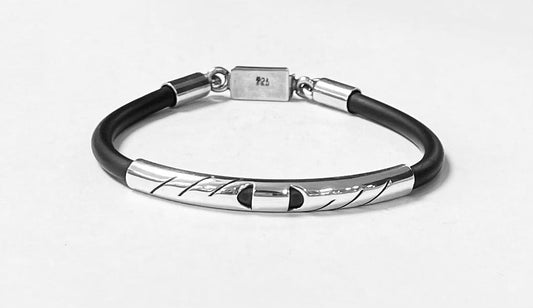 Sello de ley en el interior del brazalete en plata ley 925 con caucho