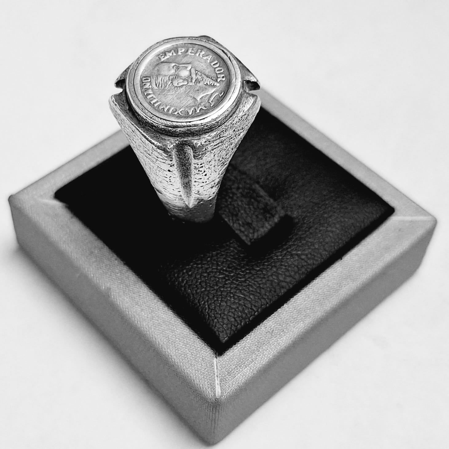 Anillo Mate Moneda Emperador Maximiliano en Plata 925, sello de autenticidad Plata Ley .925