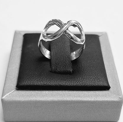 Sello de ley en el interior del anillo infinito en plata ley 925