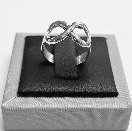 Sello de ley en el interior del anillo infinito en plata ley 925
