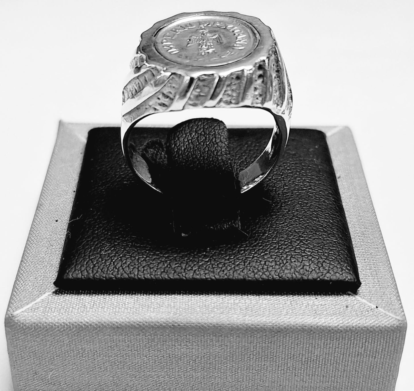 Sello de ley en el interior del anillo moneda en plata ley 925