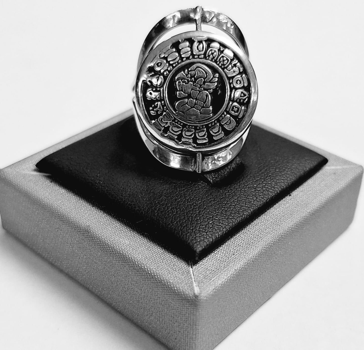 Anillo Calendario Maya en Plata Ley 925, sello de autenticidad Plata Ley .925
