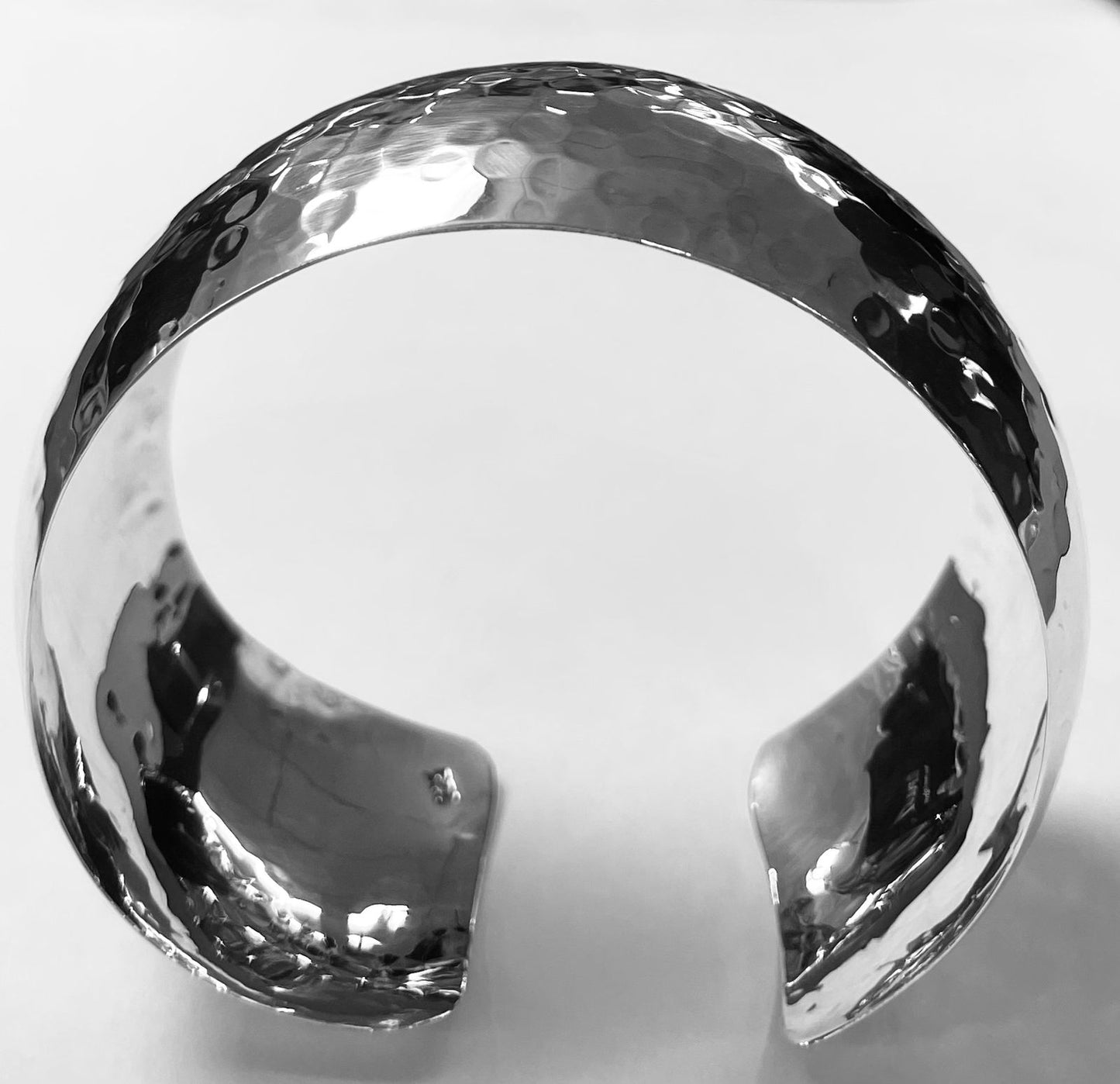 Brazalete Martillado en Plata Ley 925, sello de autenticidad Plata Ley .925