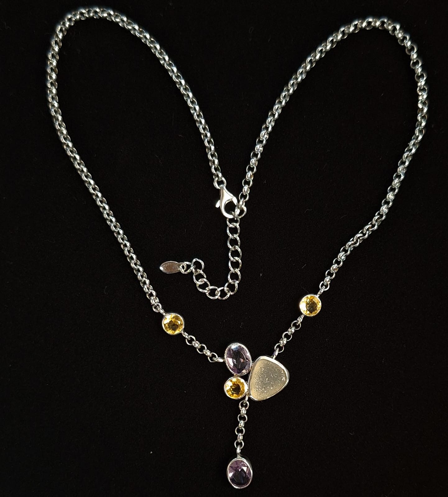 Sello de ley en el interior del collar con incrustaciones de amatista , citrina , y cuarzo en plata ley 925