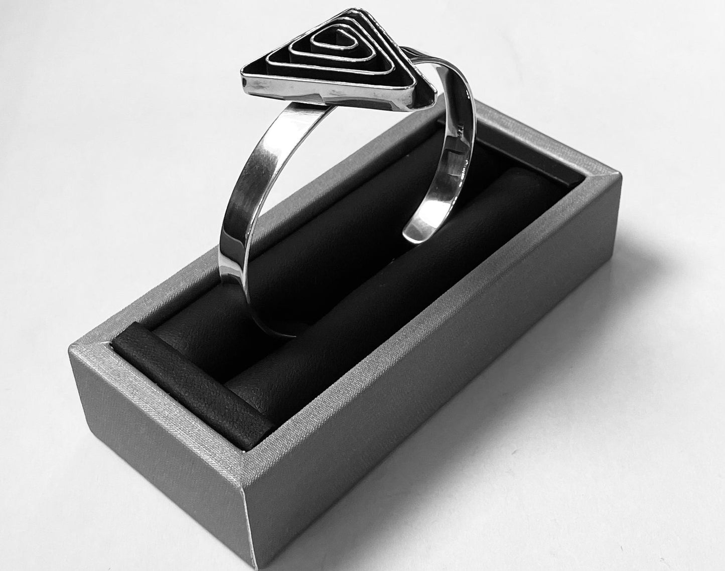 Brazalete Corrugado en Plata Ley 925, vista frontal