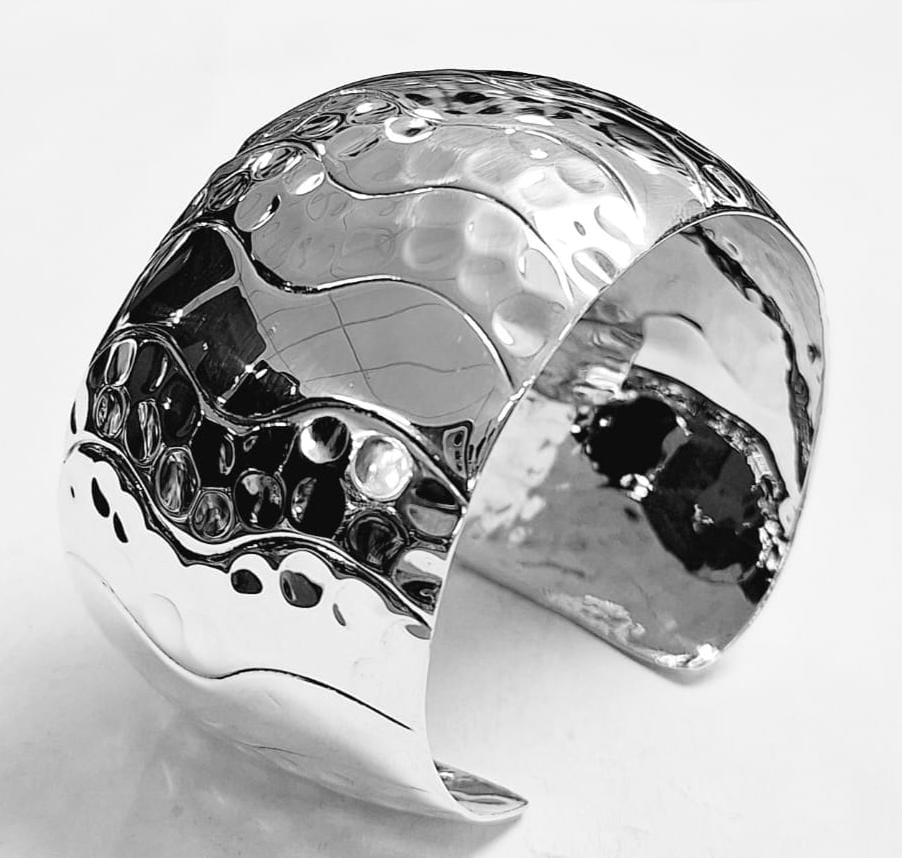 Brazalete Martillado en Plata Ley 925, vista frontal
