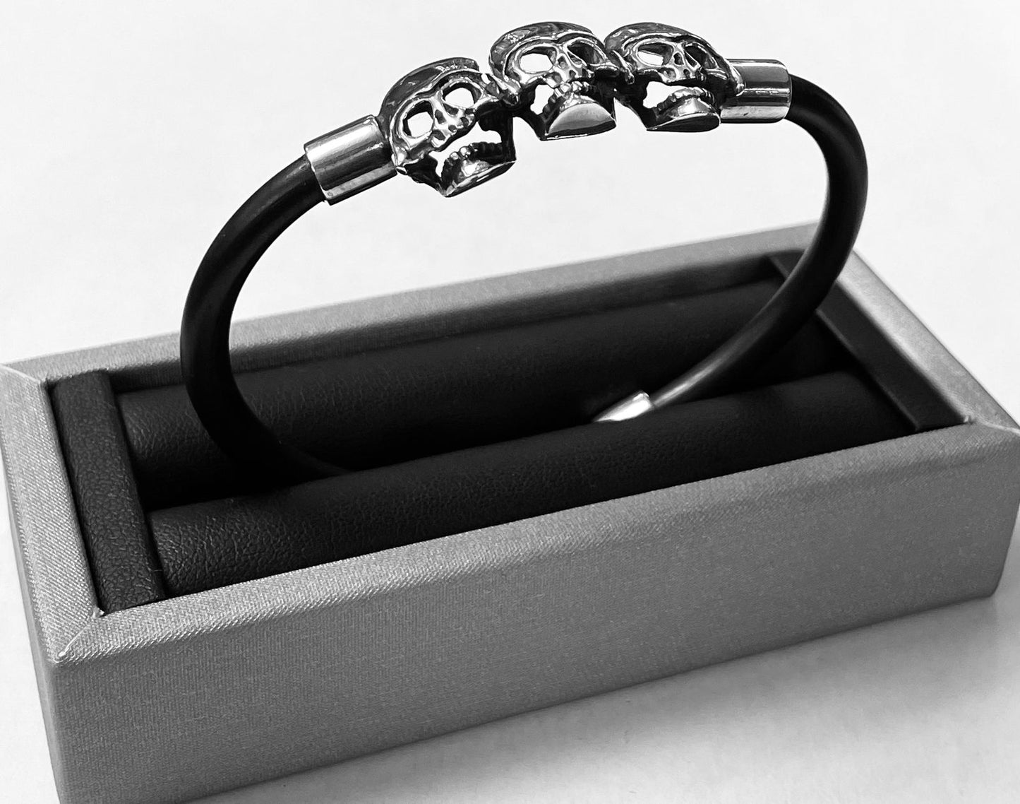 Brazalete en Plata Ley 925 con Caucho, sello de autenticidad Plata Ley .925