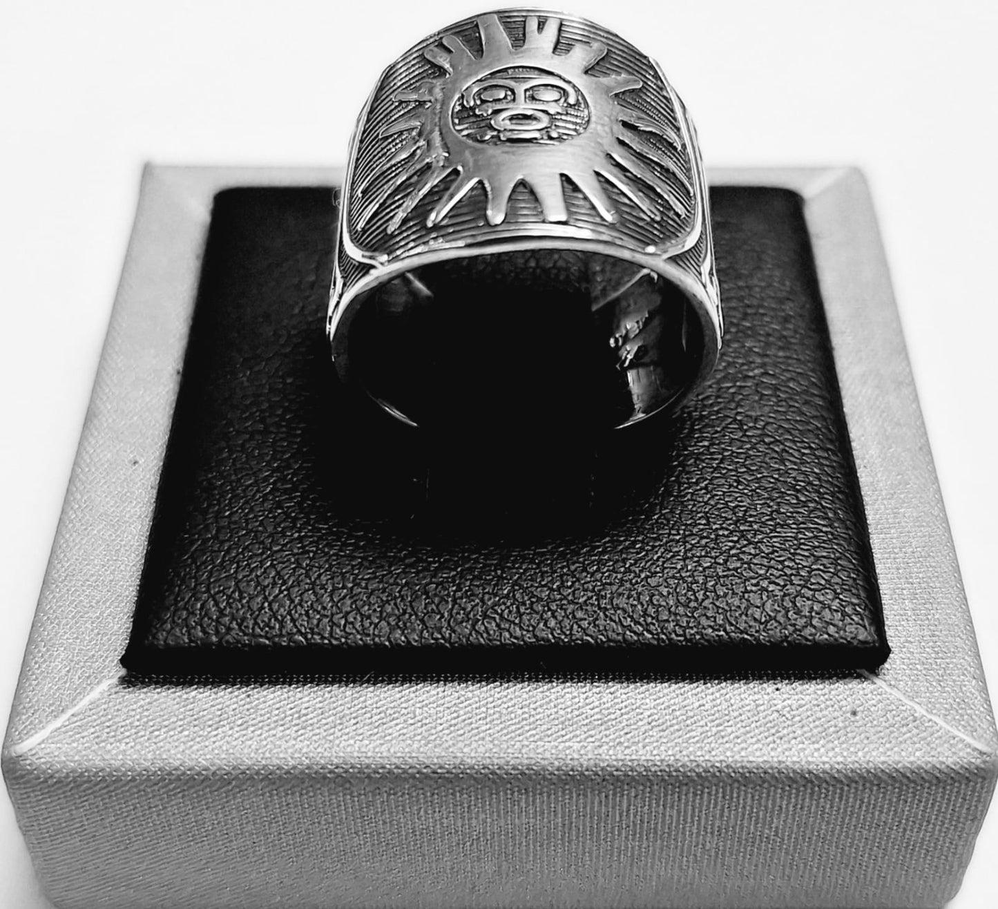 Sello de ley en el interior del anillo sol con grecas maya en plata ley 925