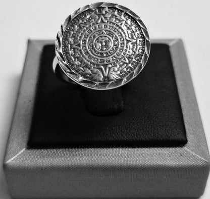 Sello de ley en el interior del anillo calendario azteca en plata ley 925