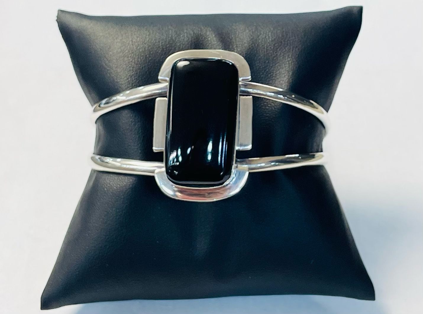 Brazalete en Plata Ley 925 con Obsidiana, vista frontal