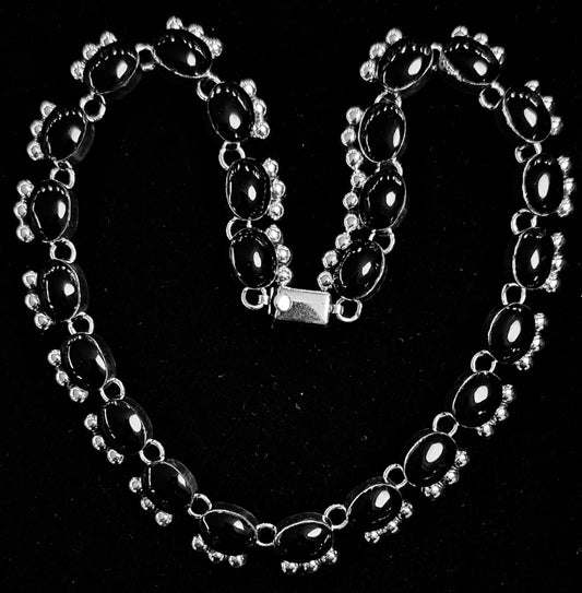 Sello de ley en el interior del collar con incrustaciones de piedra en plata ley 925