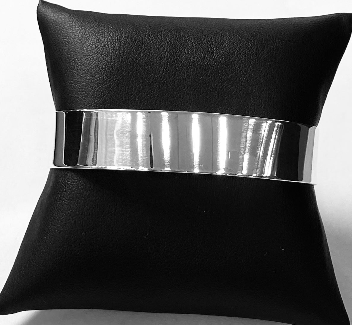 Sello de ley en el interior del brazalete en plata ley 925