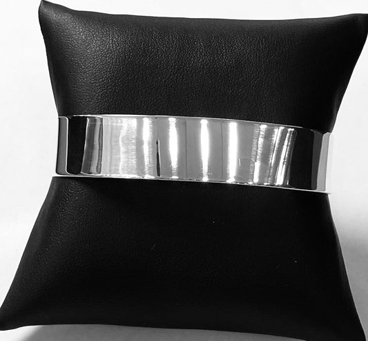 Sello de ley en el interior del brazalete en plata ley 925