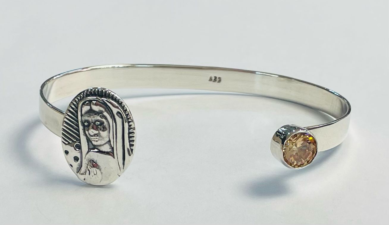 Sello de ley en el interior del brazalete en plata ley 925