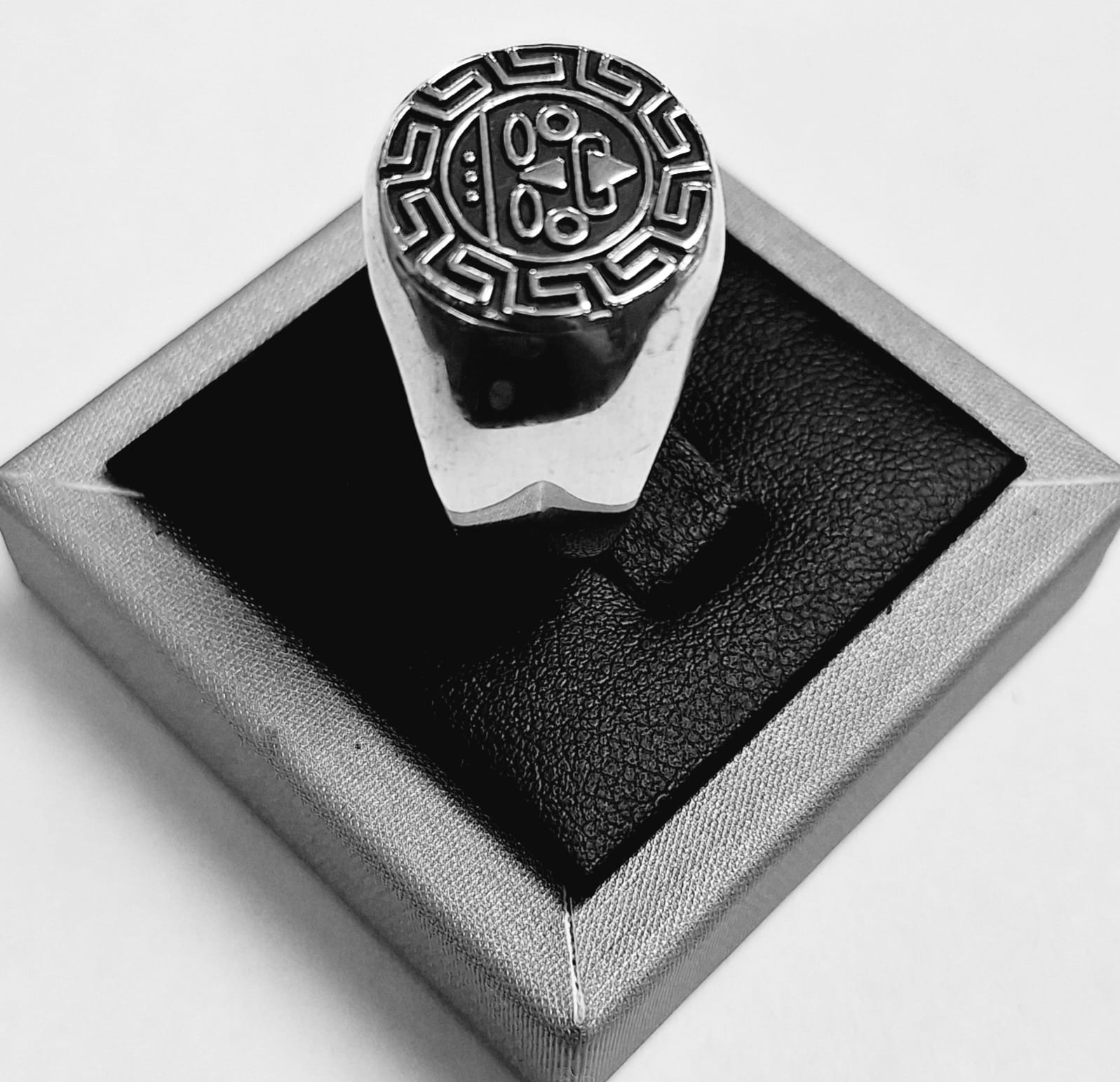Anillo Sello Étnico en Plata Ley 925, vista frontal