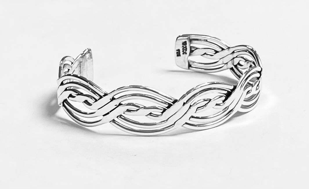 Sello de ley en el interior del brazalete en plata ley 925