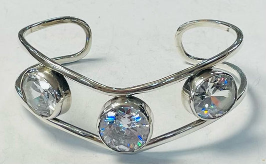 Sello de ley en el interior del brazalete con zirconia en plata ley 925