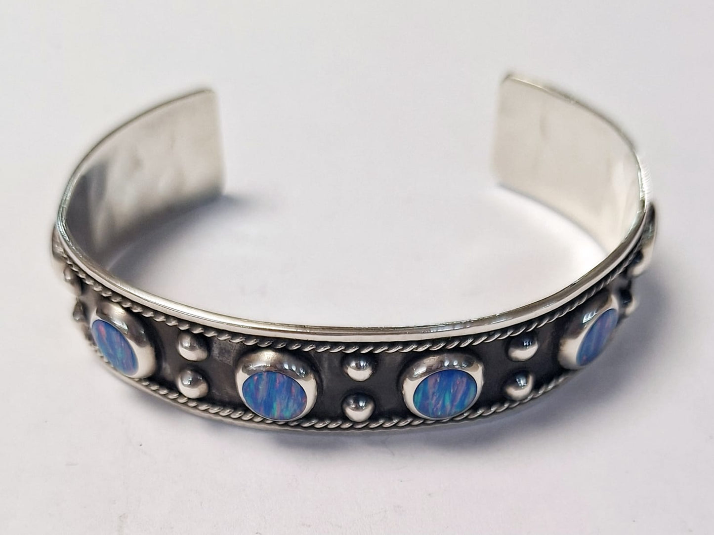 Sello de ley en el interior del brazalete con opalo en plata ley 925
