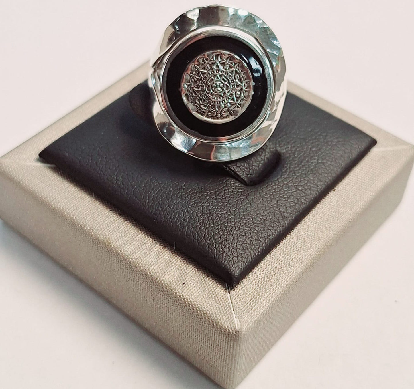 Anillo Martillado Calendario Azteca en Plata Ley 925, vista frontal