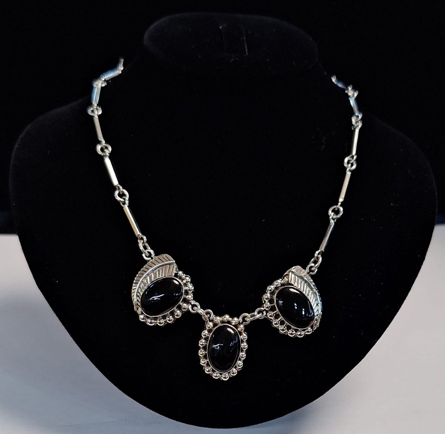 Collar Vintage con Incrustaciones de Obsidiana en Plata Ley 925, vista frontal