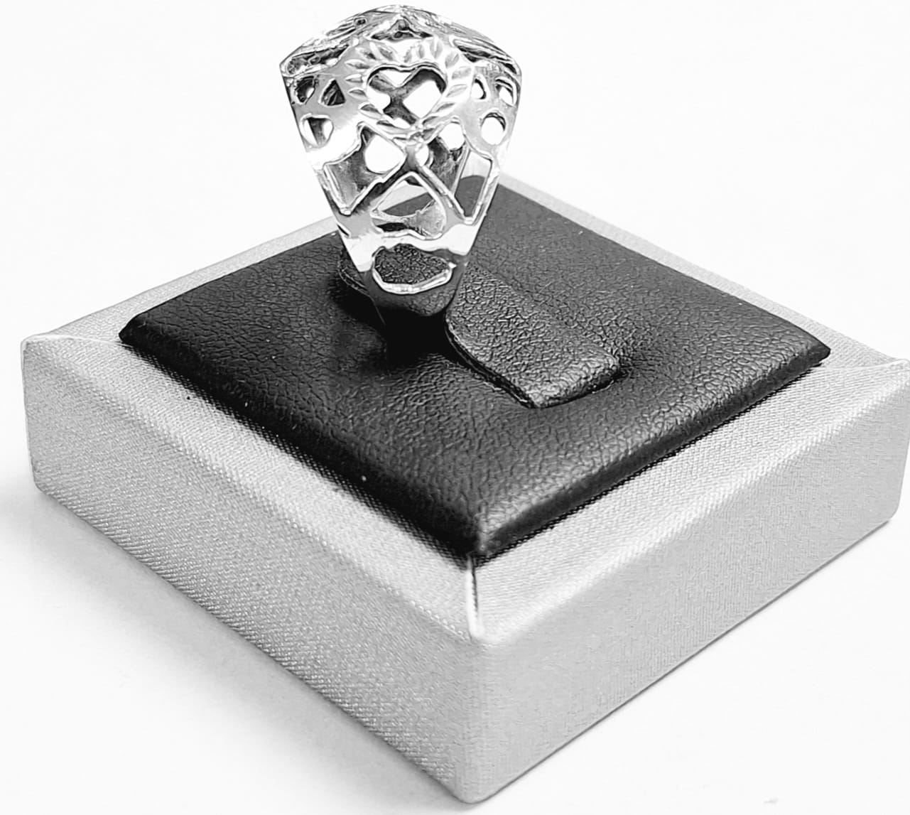 Anillo Calado de Corazones en Plata Ley 925, vista frontal