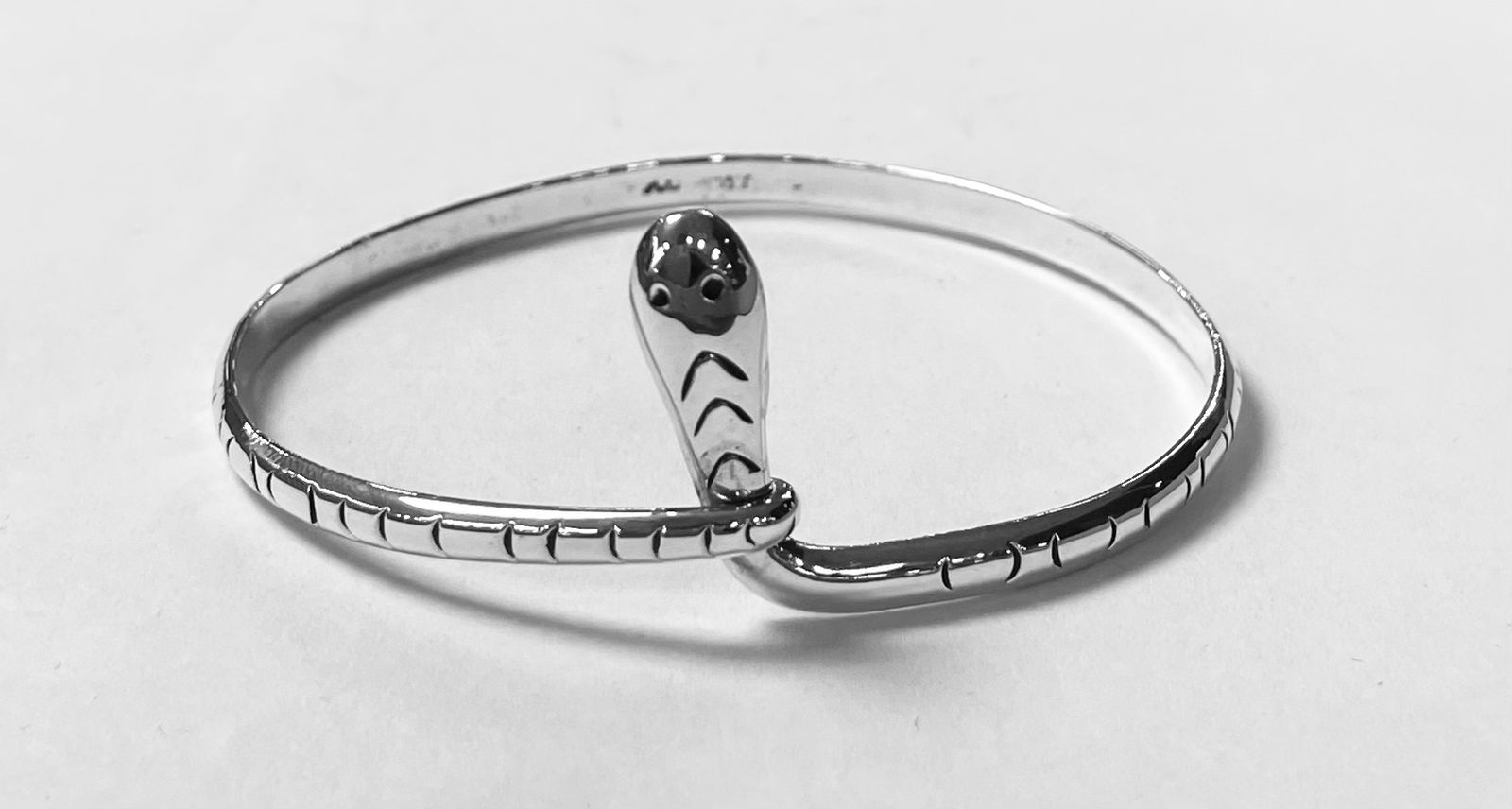 Sello de ley en el interior del brazalete serpiente en plata ley 925