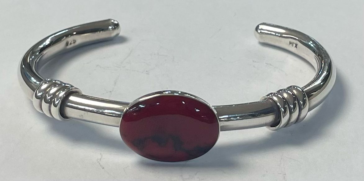 Sello de ley en el interior del brazalete con coral en plata ley 925