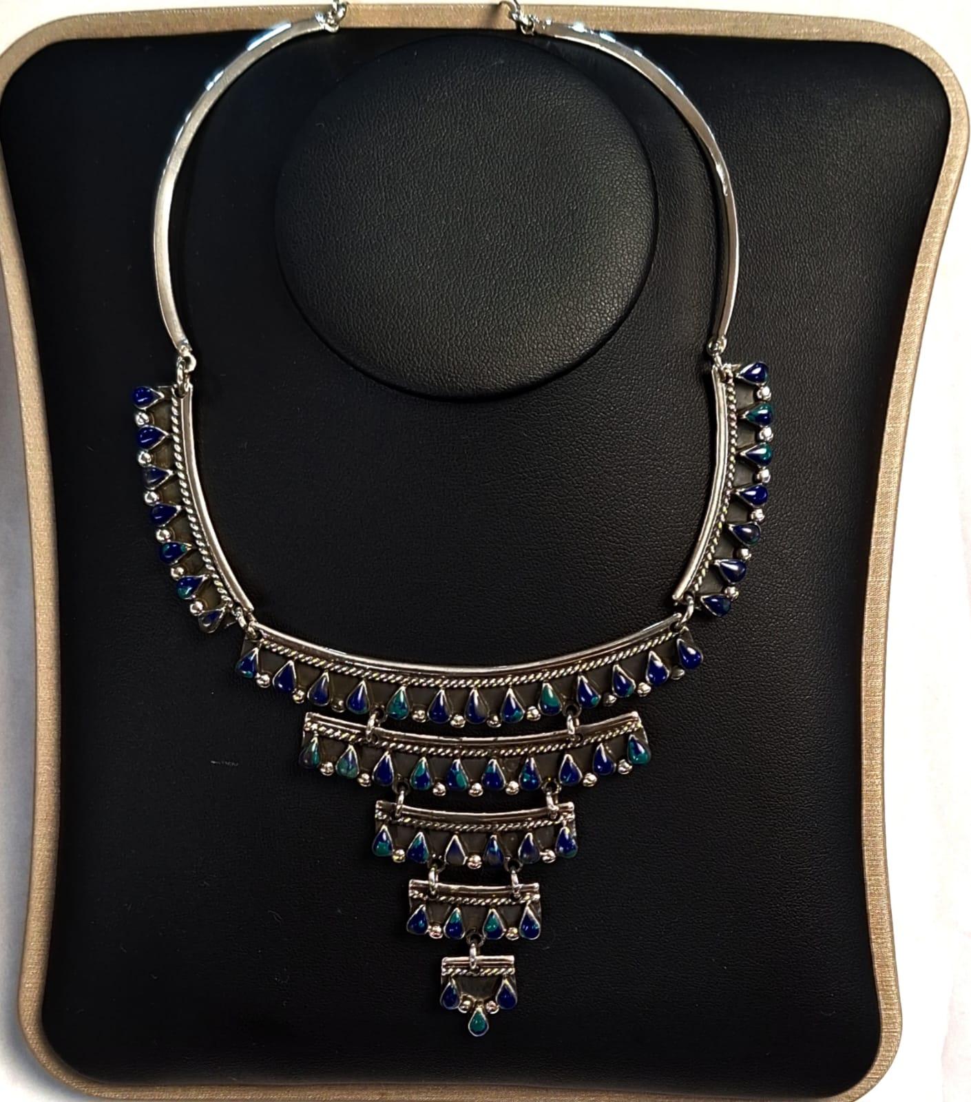 Collar con Incrustaciones de Piedras en Plata Ley 925, vista frontal