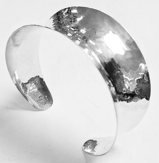 Sello de ley en el interior del brazalete martillado en plata ley 950