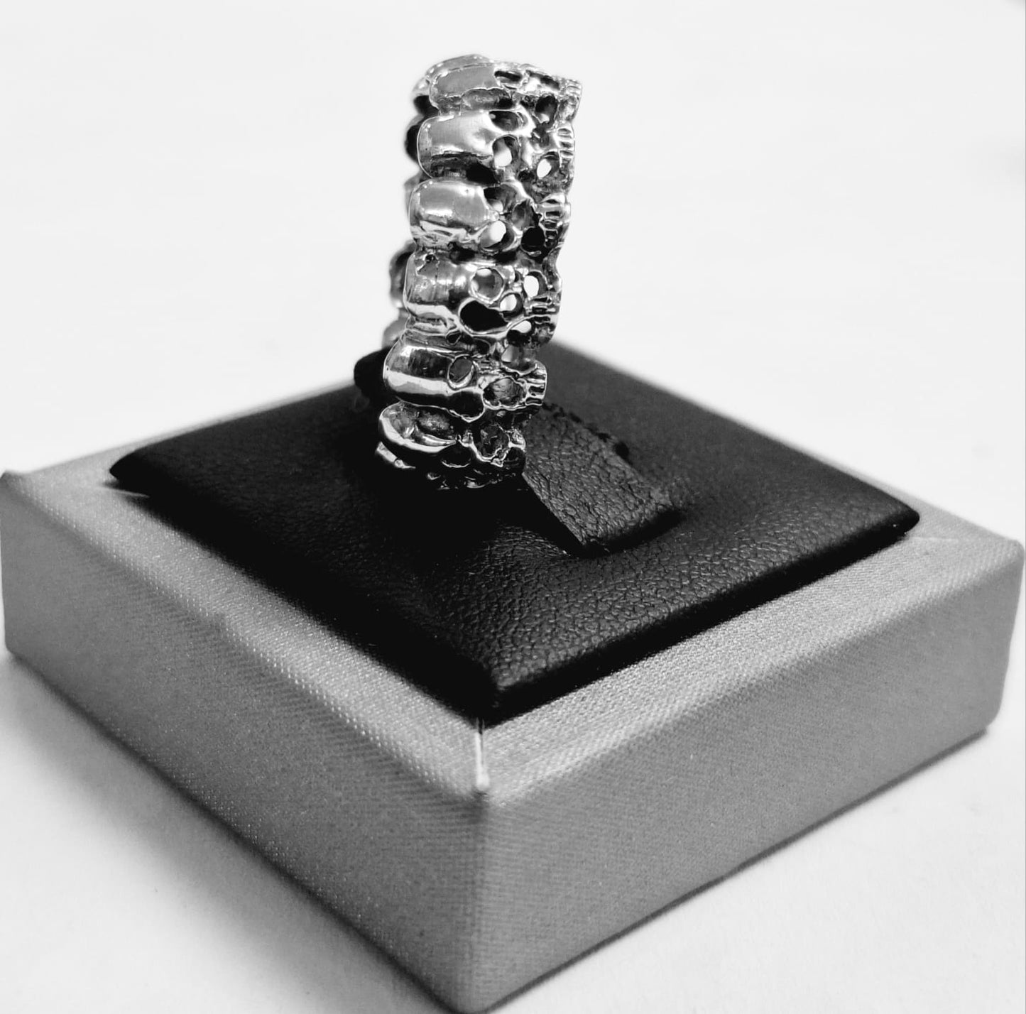 Anillo de Cráneos en Plata Ley 925, vista frontal