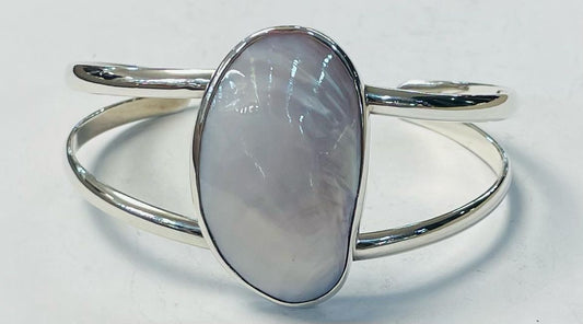 Sello de ley en el interior del brazalete con madre perla en plata ley 925