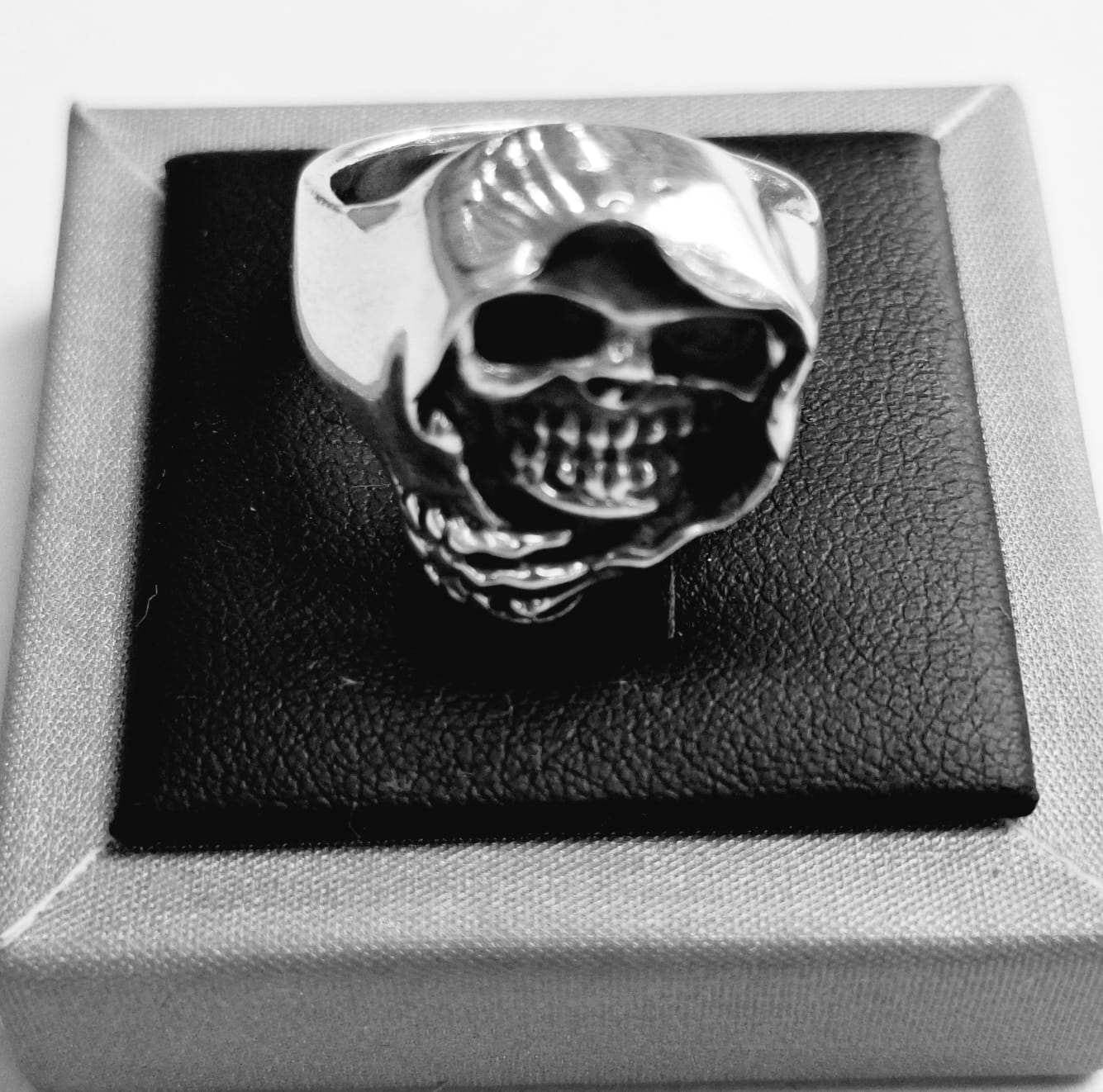 Anillo Calavera con Capa en Plata Ley 925, sello de autenticidad Plata Ley .925