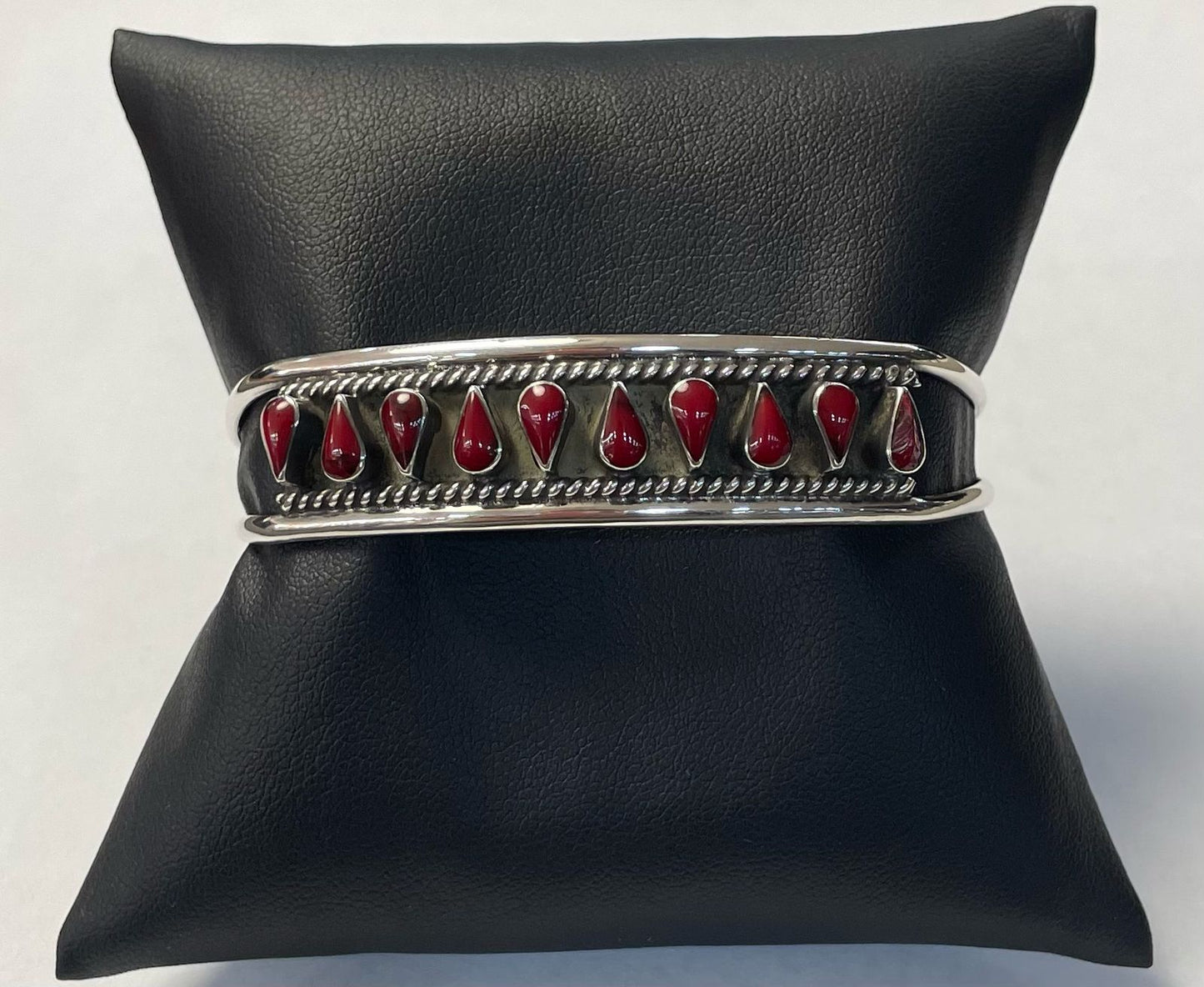 Brazalete en Plata Ley 925 con Coral, sello de autenticidad Plata Ley .925
