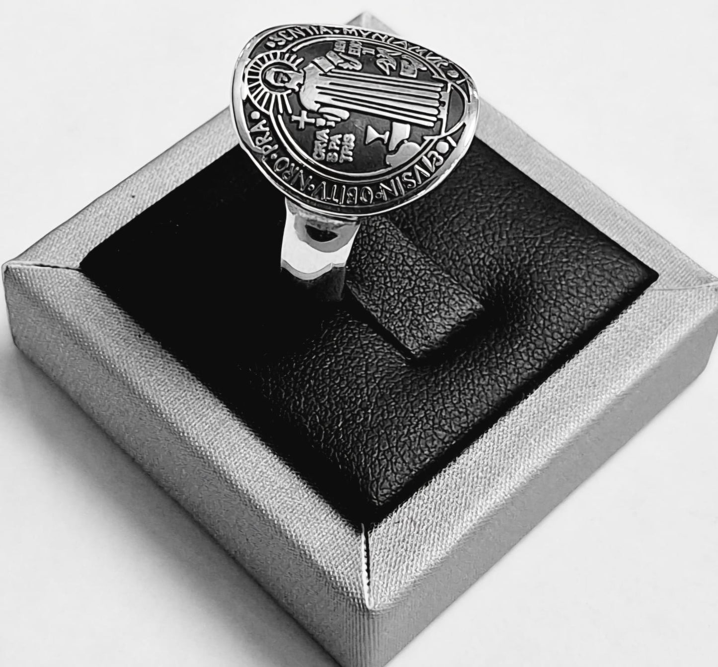 Anillo San Benito en Plata Ley 925, vista frontal
