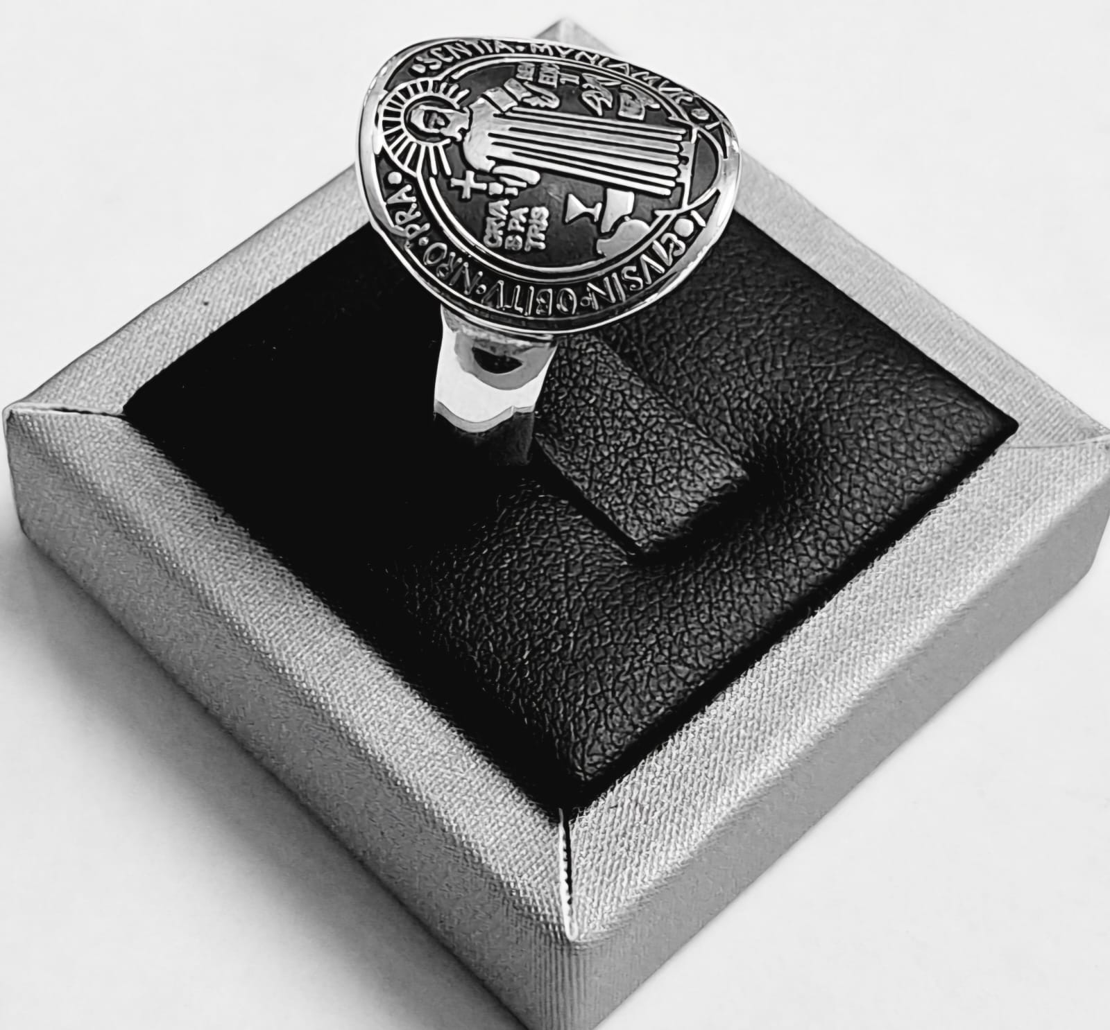 Anillo San Benito en Plata Ley 925, vista frontal