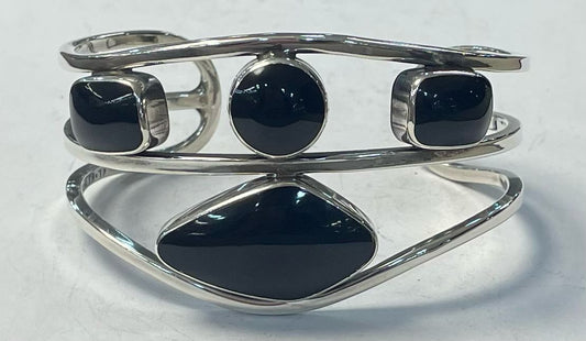 Sello de ley en el interior del brazalete con obsidiana en plata ley 925