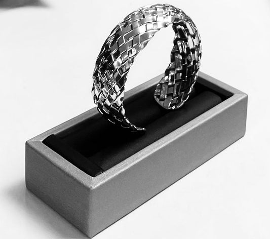Sello de ley en el interior del brazalete tapetillo en plata ley 925