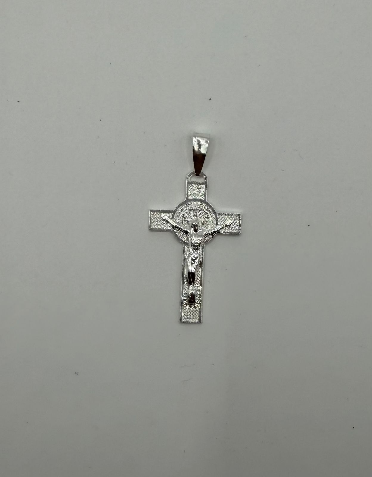 Dije Cruz con Cristo Full Plata — vista frontal