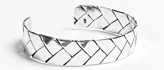 Sello de ley en el interior del brazalete en plata ley 925