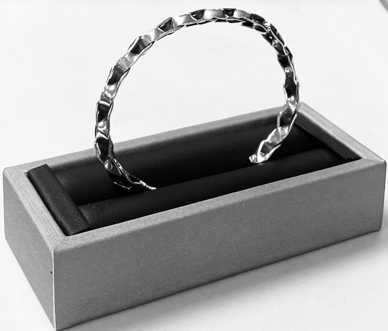 Sello de ley en el interior del brazalete en plata ley 925