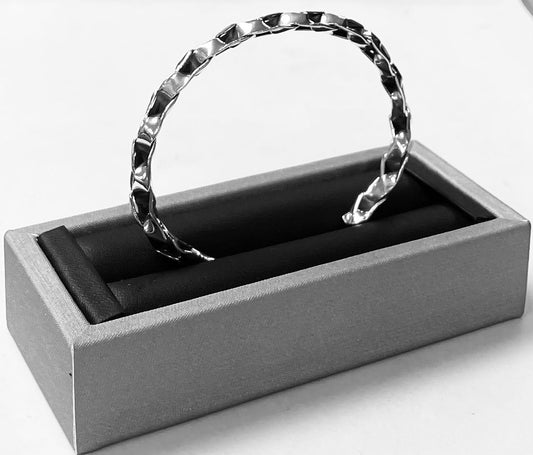 Sello de ley en el interior del brazalete en plata ley 925