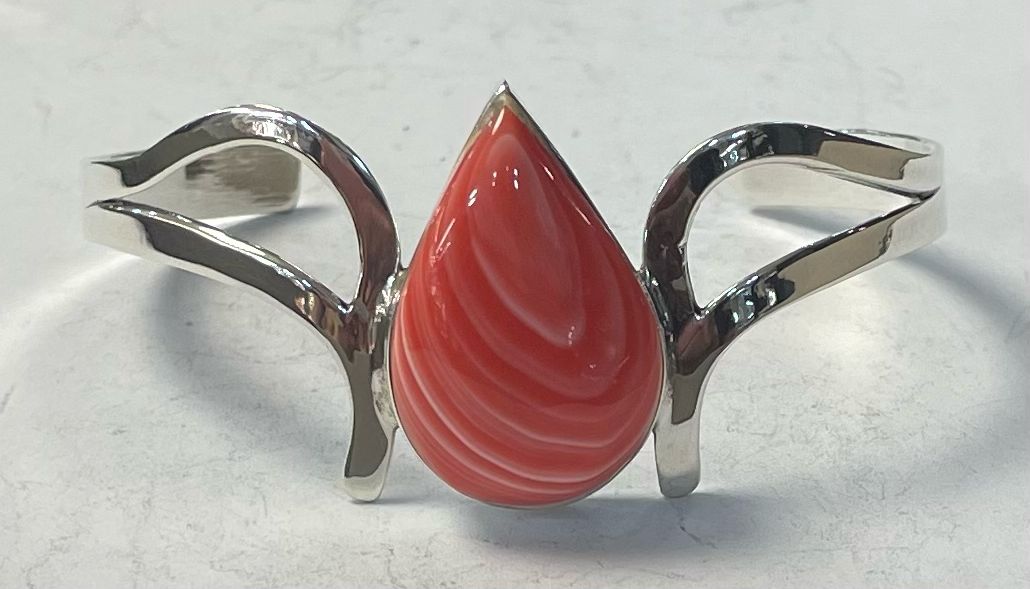Sello de ley en el interior del brazalete con coral rosa en plata ley 925